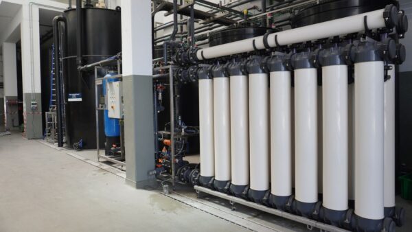 Installation de traitement de l'eau par ultrafiltration (UF) sur le site d'un client.